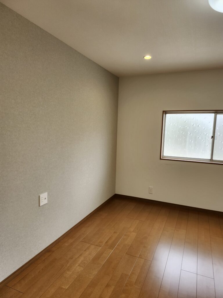 豊川市洋間改装工事　寒くなく、安全な部屋に改装！　床断熱材、壁2重張り、天井断熱材入れ、内窓設置！　　　豊川市K町M様邸改装工事