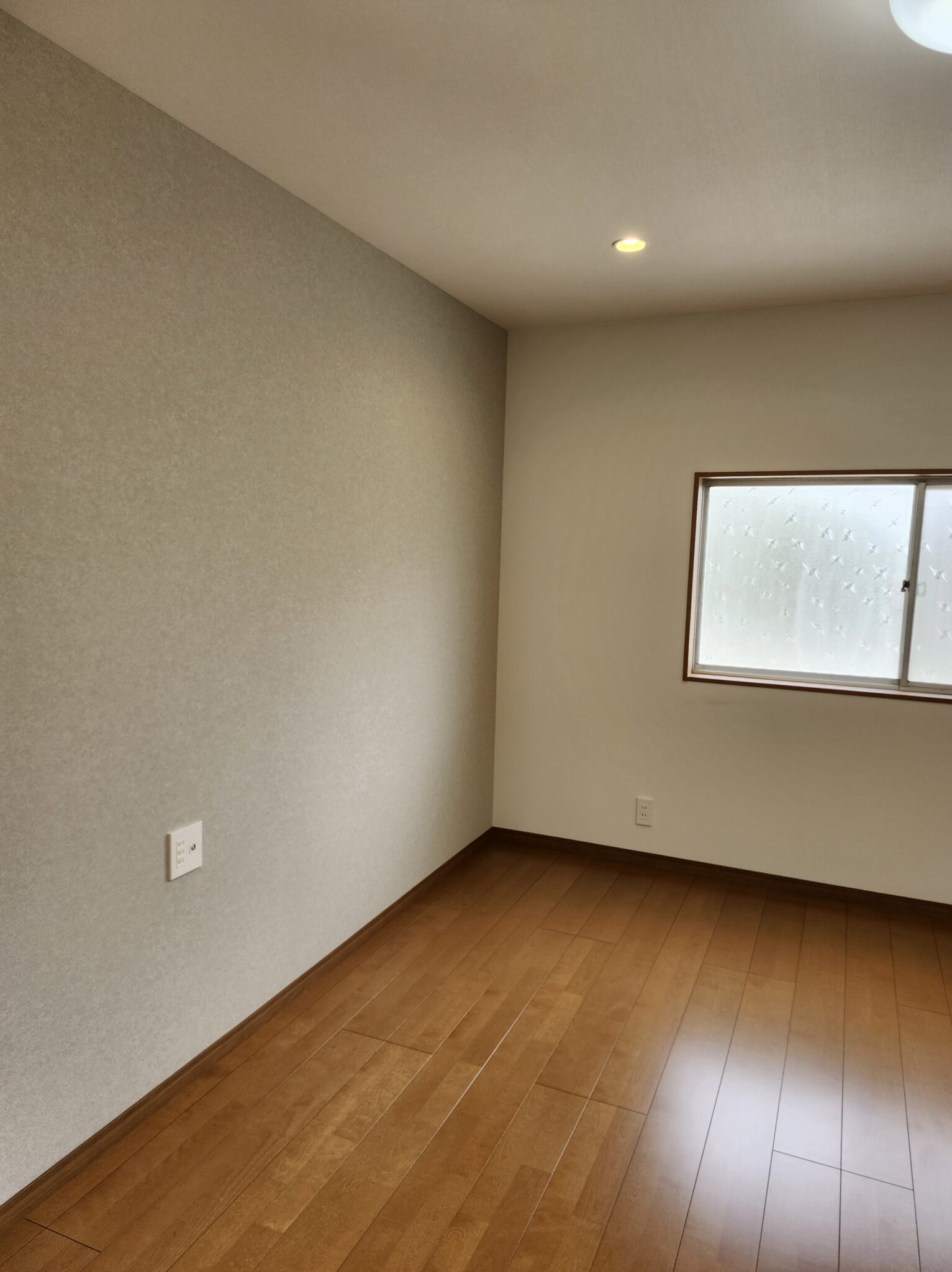 豊川市洋間改装工事　寒くなく、安全な部屋に改装！　床断熱材、壁2重張り、天井断熱材入れ、内窓設置！　　　豊川市K町M様邸改装工事