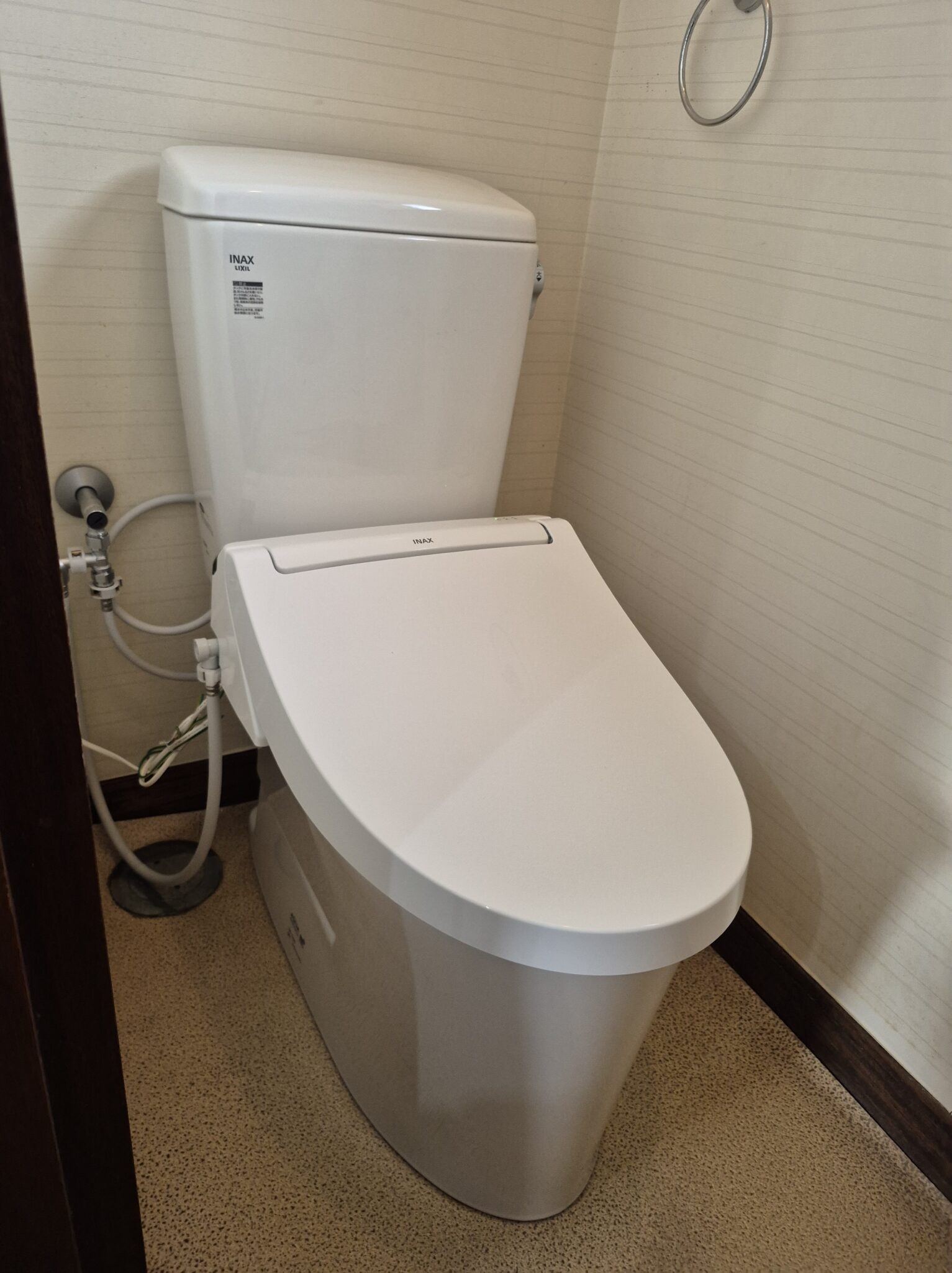 豊橋市トイレ交換工事1階・2階セットでお得にお得に！リクシルアメージュ便器セット１階KBシリーズ・2階KAシリーズを採用！合わせてガス給湯器も交換しました。