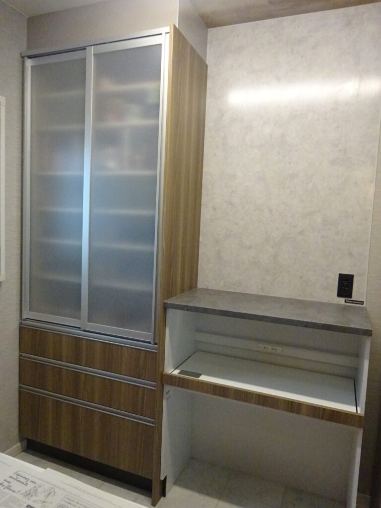タカラスタンダード木製システム収納　”リフィット”　高い場所の収納だからこそこだわった、お手入れのしやすさ、取り出しやすさ！　豊橋市S町A様邸キッチン収納部キャビネット入替工事
