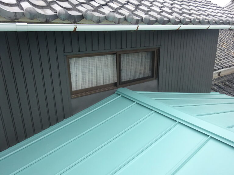 豊橋市屋根サンブキカバー工法　屋根が軽く、地震に強い竪平葺の金属屋根！！　雨漏りなどが心配な方にもお勧め致します。豊橋市G町I様邸カバー工法竪平葺き