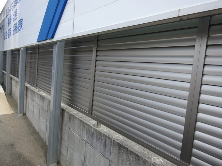 豊橋フェンス設置工事リクシルフェンスAB YL3型横ルーバータイプ目隠しタイプ設置　豊橋市M町Mモータース