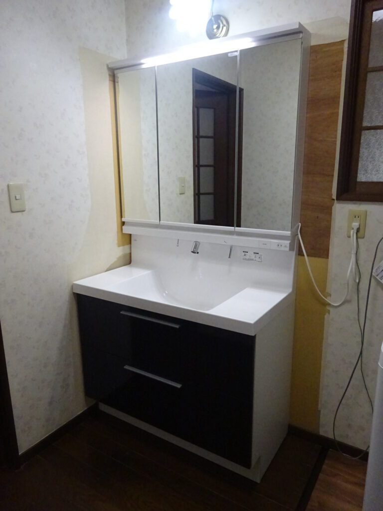 豊橋市洗面所改装工事　リクシル　ピアラW900㎜クリエダーク　スライドストッカープラン　　　　　　　　豊橋市MO町A様邸洗面化粧台交換・改装工事