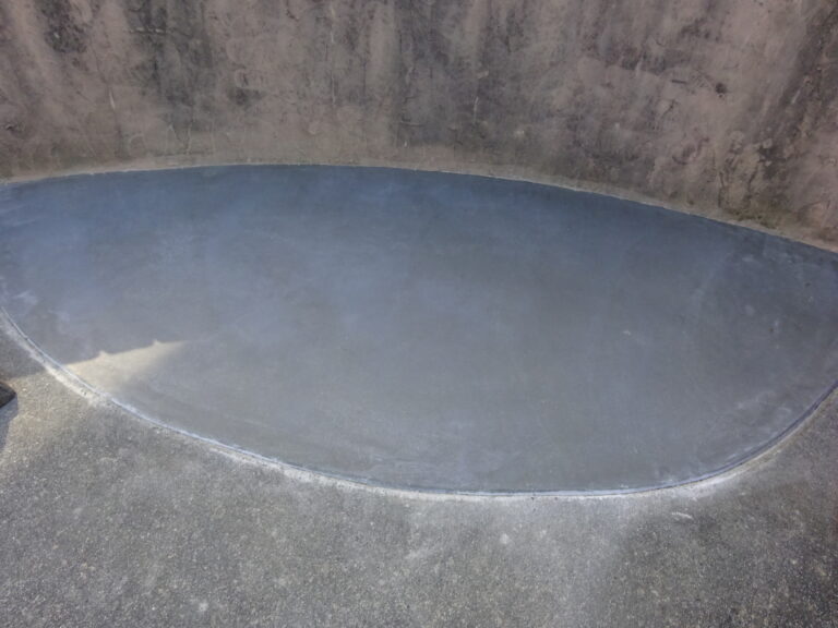 豊橋市駐車場土間コンクリート補修・打設工事　植栽スペースを止めて、駐車場の一部にします。