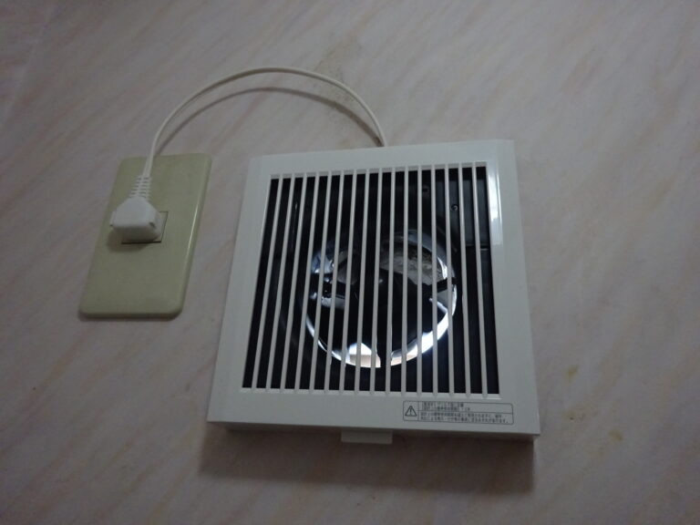 トイレ壁付け100φ換気扇交換工事　外部網付きベントキャップに交換工事