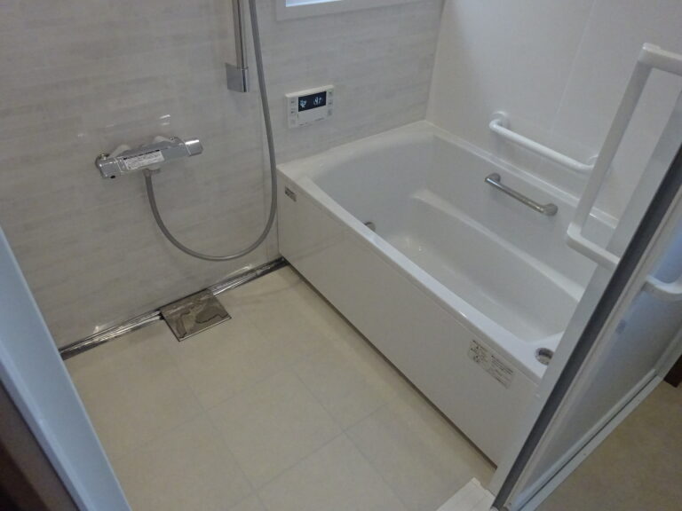 豊川市浴室・改装工事　タカラスタンダードホーローシステムバスグランスパ1216（0.75坪）タイプリクシル洗面化粧台ピアラ3面鏡全収納　豊川市H町I様邸浴室・洗面所改装工事