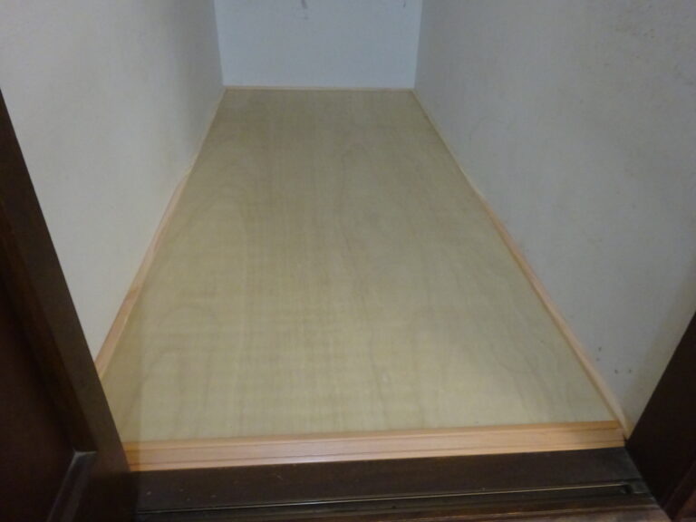 階段下収納床補修工事床重ね張り工事　階段下収納はストック品や保存食品庫として有効活用！！豊橋市MO町A様邸階段下収納床補強工事