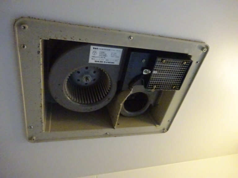 豊橋市浴室換気乾燥暖房機交換工事　タカラスタンダードホーローシステムバスレラージュ　タカス産業製浴室換気乾燥暖房機22年前の製品です。